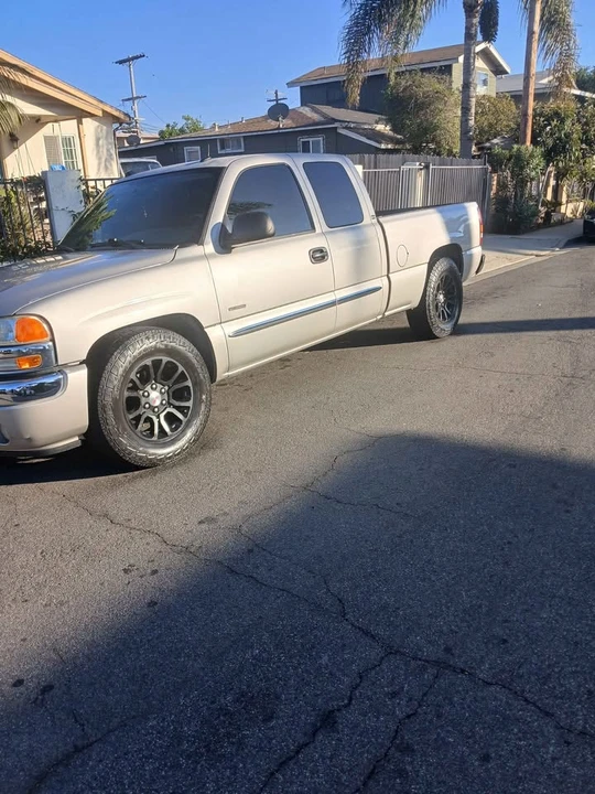 2005 GMC Sierra 2nd Gen - Image 3 of 10