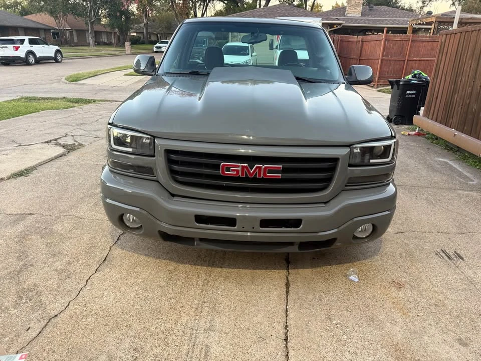 2005 GMC Sierra 2nd Gen - Image 2 of 12