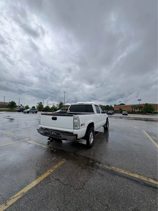2005 GMC Sierra 2nd Gen - Image 3 of 9