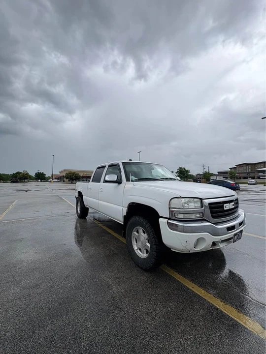 2005 GMC Sierra 2nd Gen - Image 2 of 9