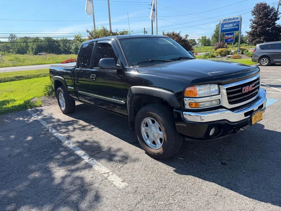 2005 GMC Sierra 2nd Gen - Image 2 of 14