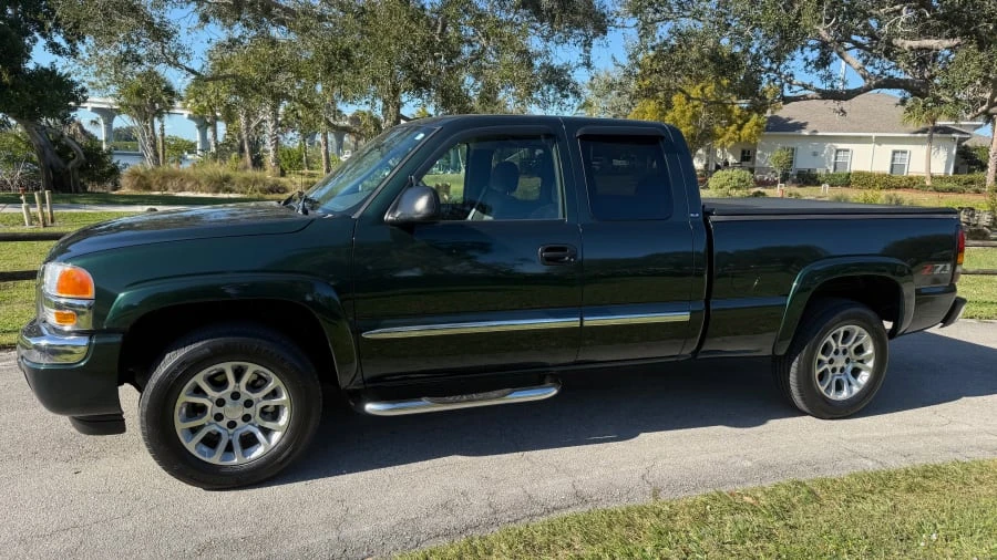 2005 GMC Sierra 2nd Gen - Image 2 of 13