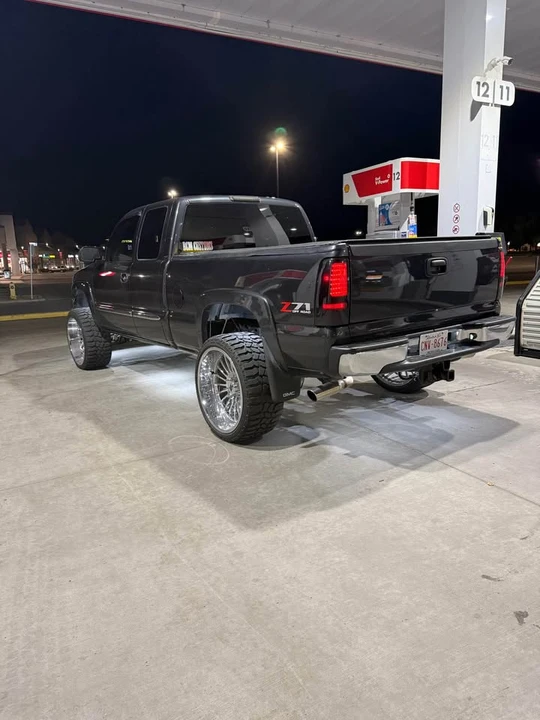 2005 GMC Sierra 2nd Gen - Image 3 of 8