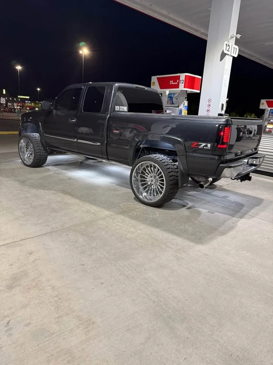 2005 GMC Sierra 2nd Gen - Image 2 of 8
