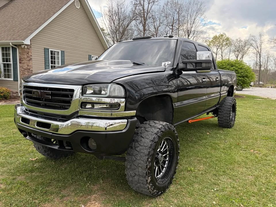 2005 GMC Sierra Heavy Duty 2nd Gen - Image 2 of 10