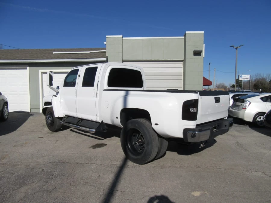 2005 GMC TopKick - Image 2 of 12