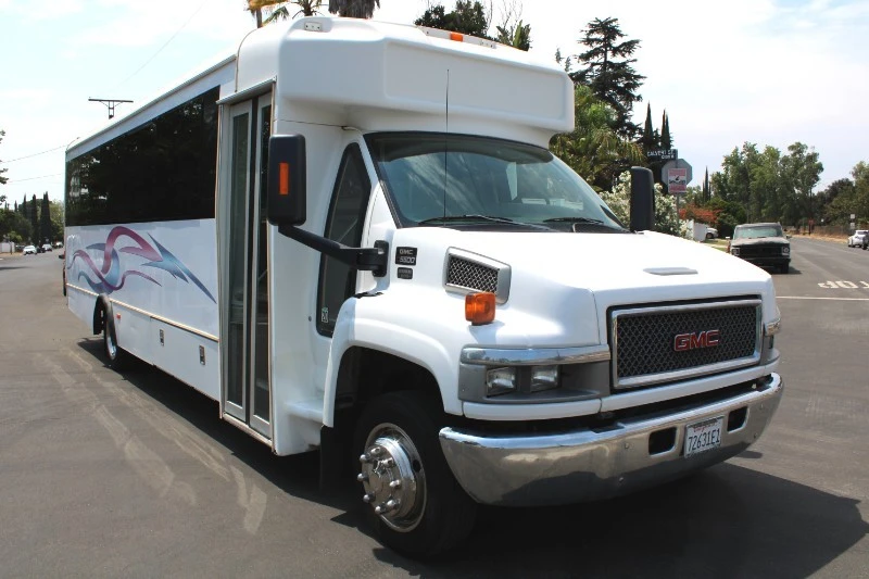 2005 GMC TopKick - Image 2 of 19
