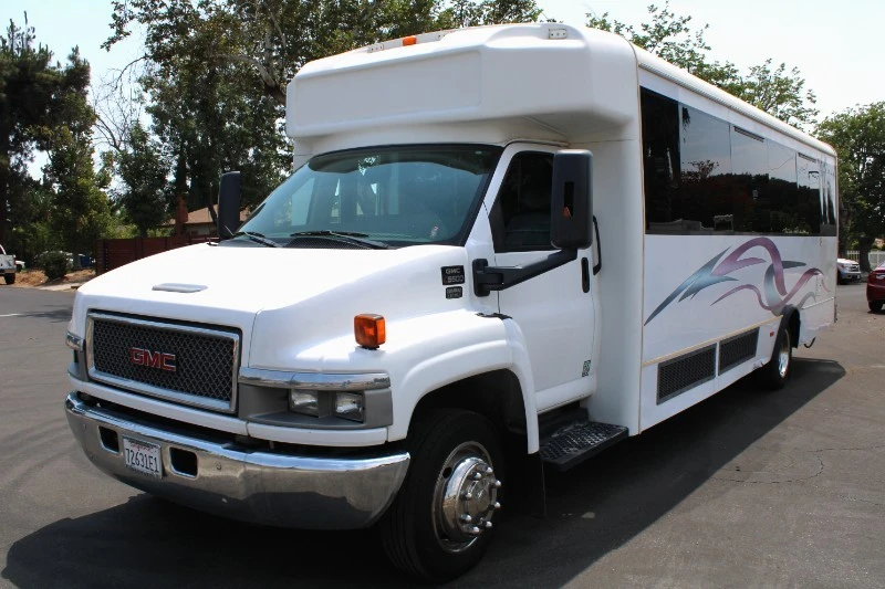 2005 GMC TopKick - Image 3 of 19