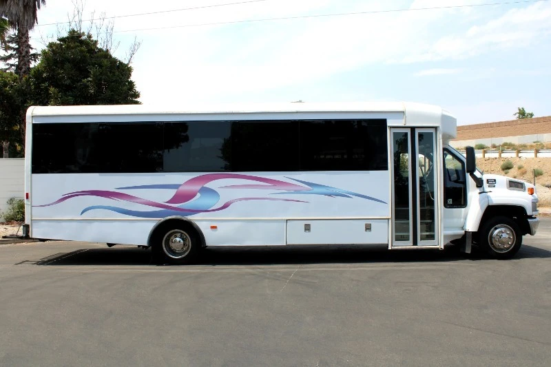2005 GMC TopKick - Image 4 of 19