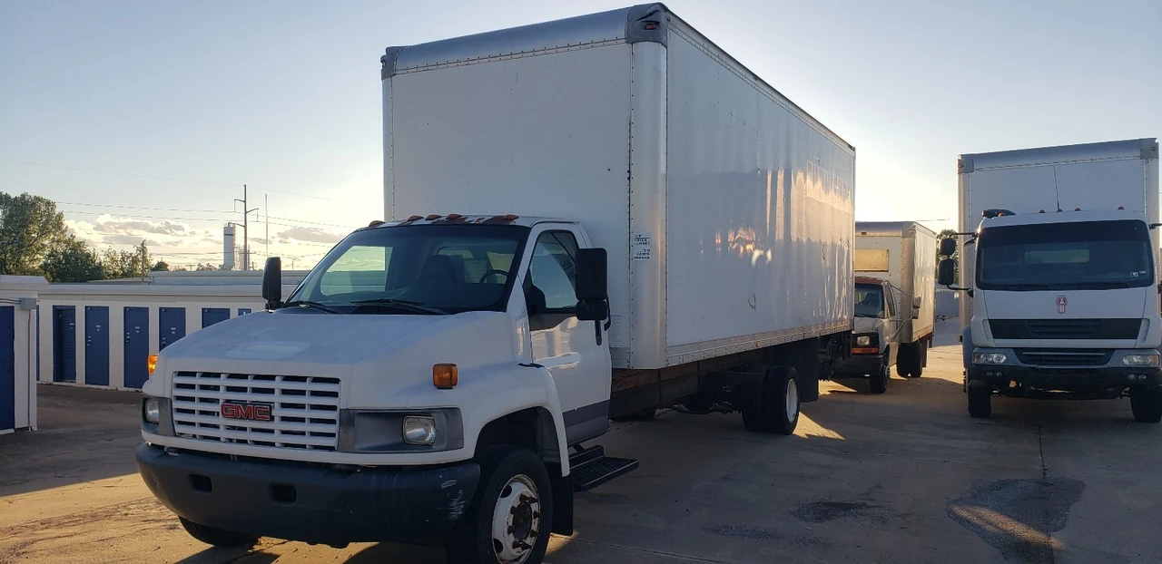 2005 GMC TopKick - Image 2 of 8