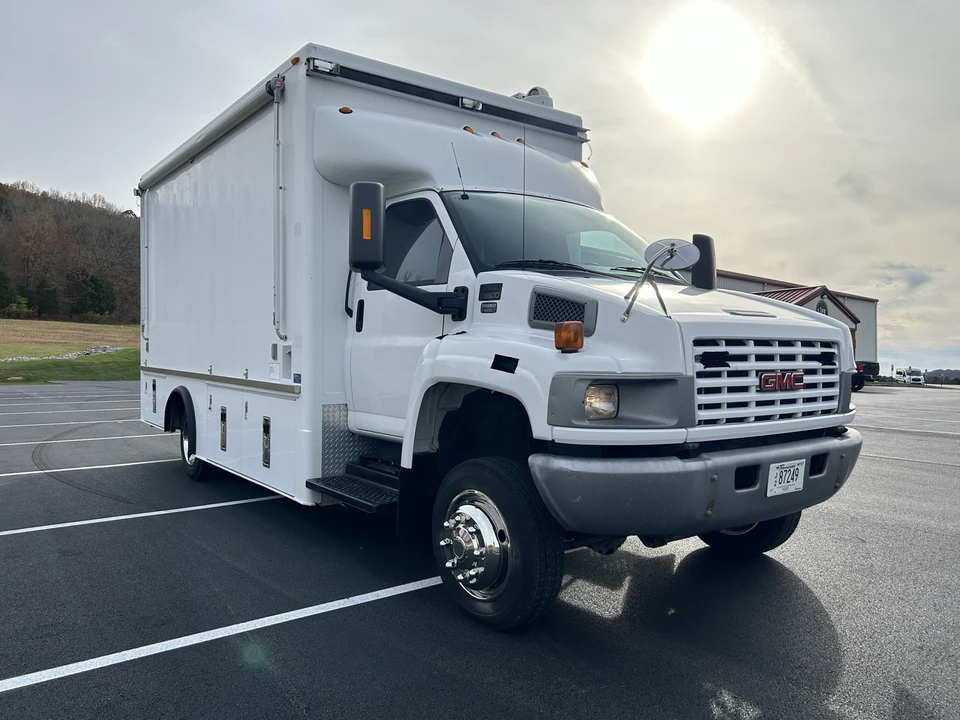 2005 GMC TopKick - Image 2 of 31