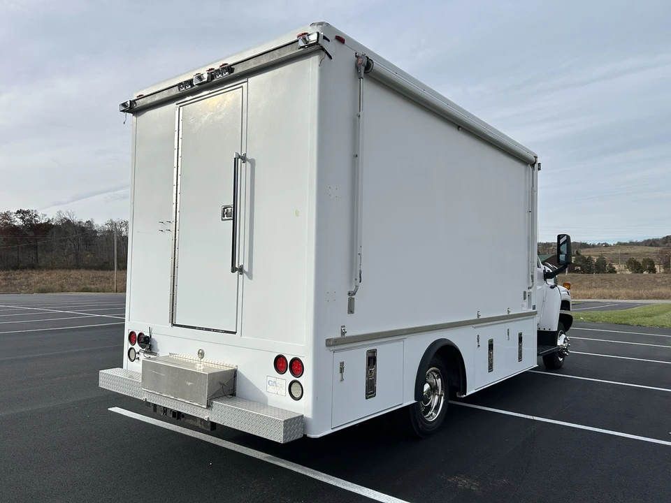 2005 GMC TopKick - Image 6 of 31