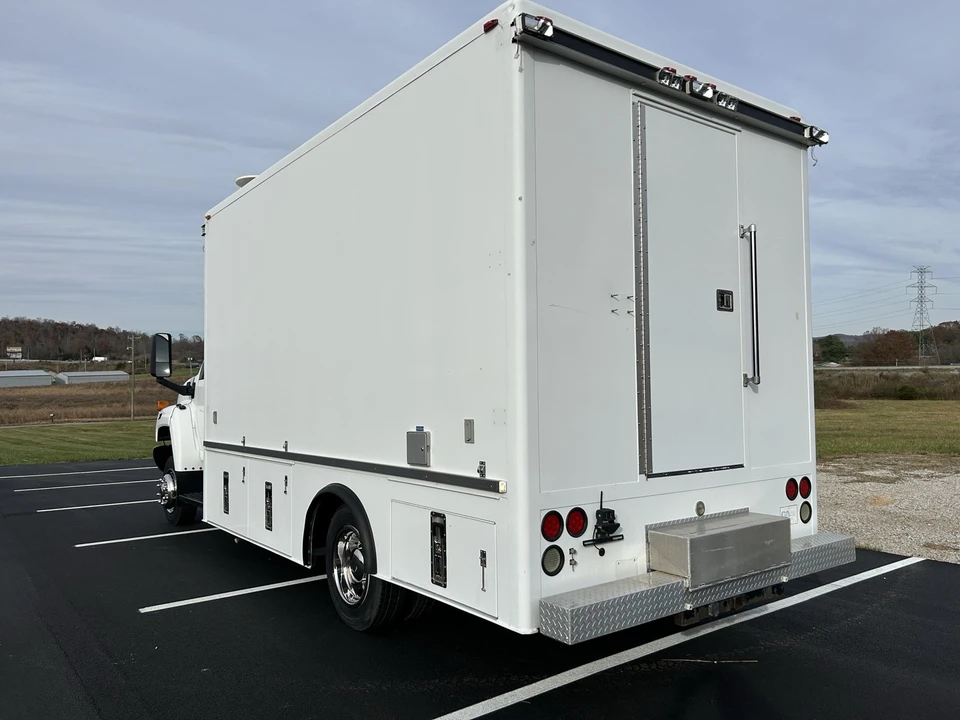 2005 GMC TopKick - Image 7 of 31