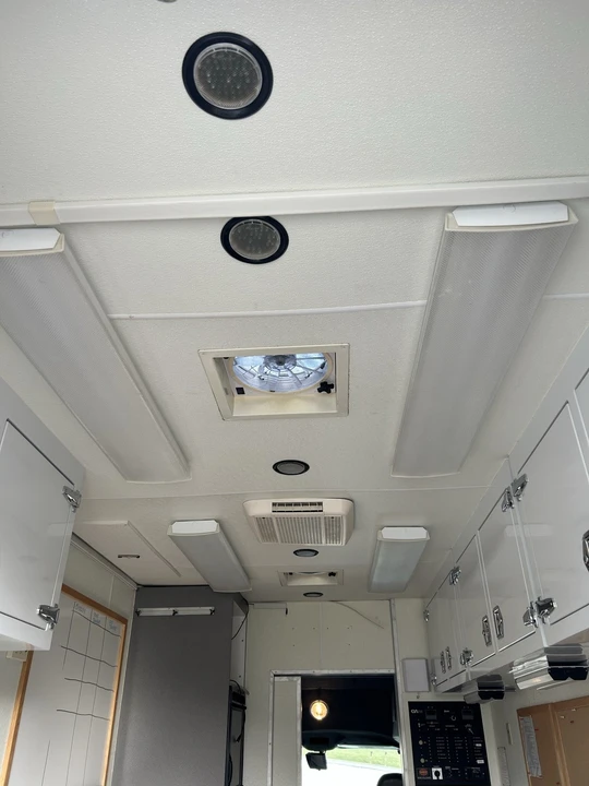 2005 GMC TopKick - Image 10 of 31
