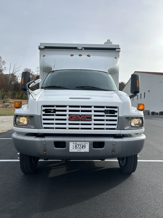 2005 GMC TopKick - Image 3 of 31