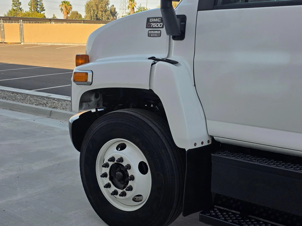 2005 GMC TopKick - Image 27 of 31