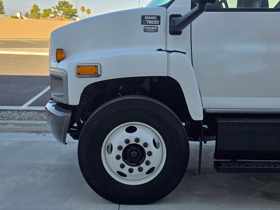 2005 GMC TopKick - Image 24 of 31