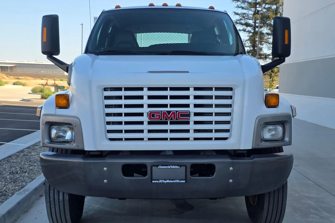2005 GMC TopKick - Image 2 of 31