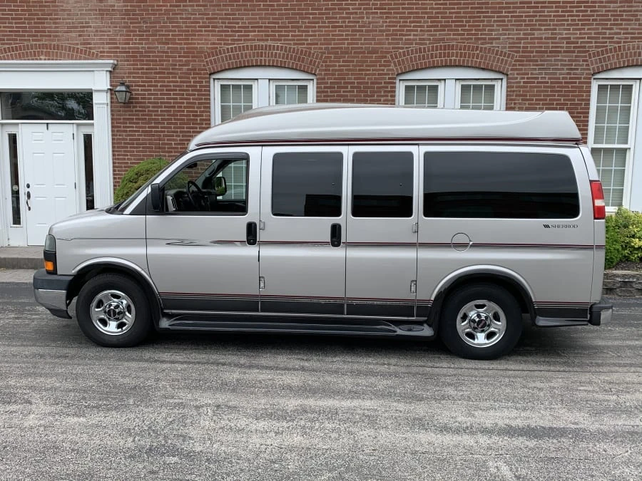 2005 GMC Savana - Image 2 of 9