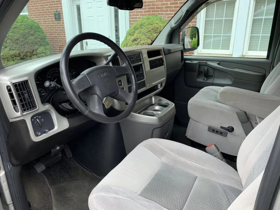 2005 GMC Savana - Image 4 of 9