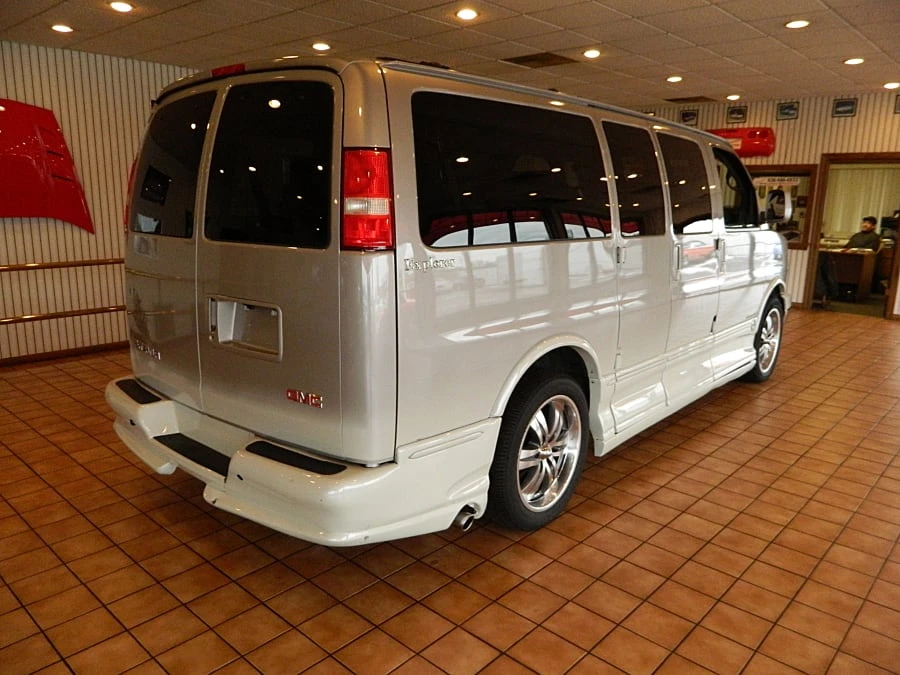 2005 GMC Savana - Image 3 of 6