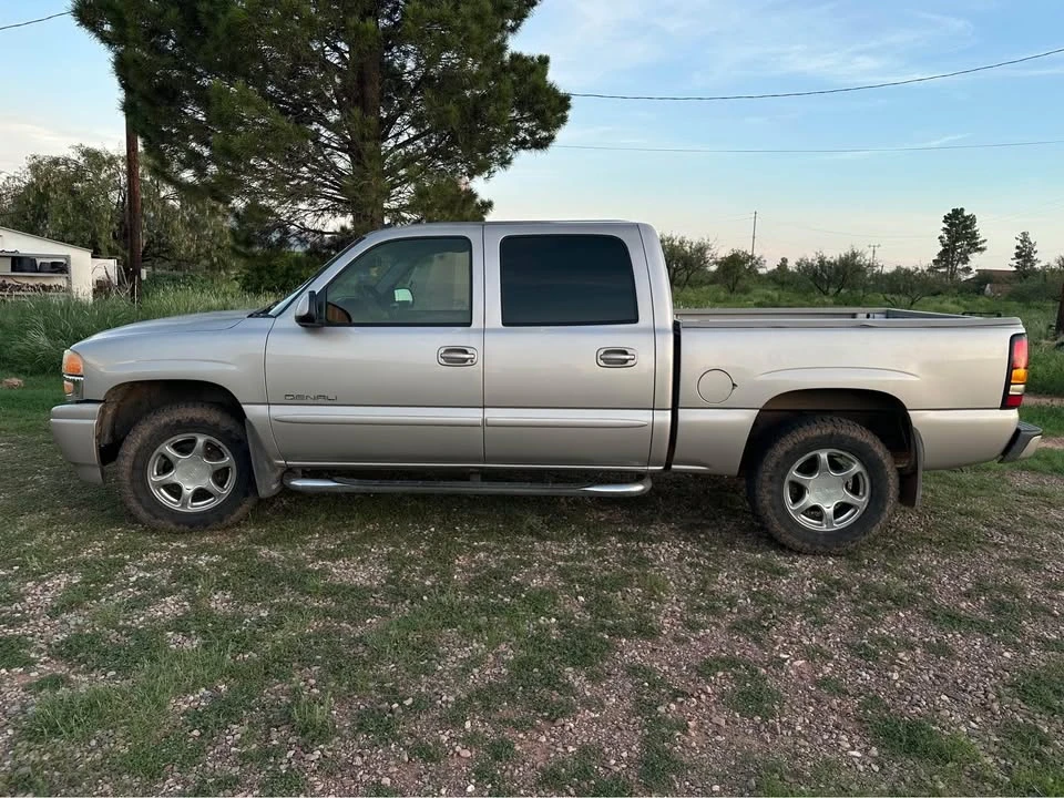 2005 GMC Sierra 2nd Gen - Image 2 of 15