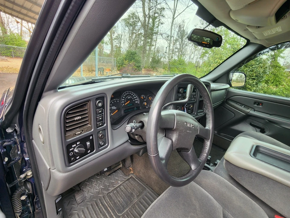 2005 GMC Sierra 2nd Gen - Image 3 of 9