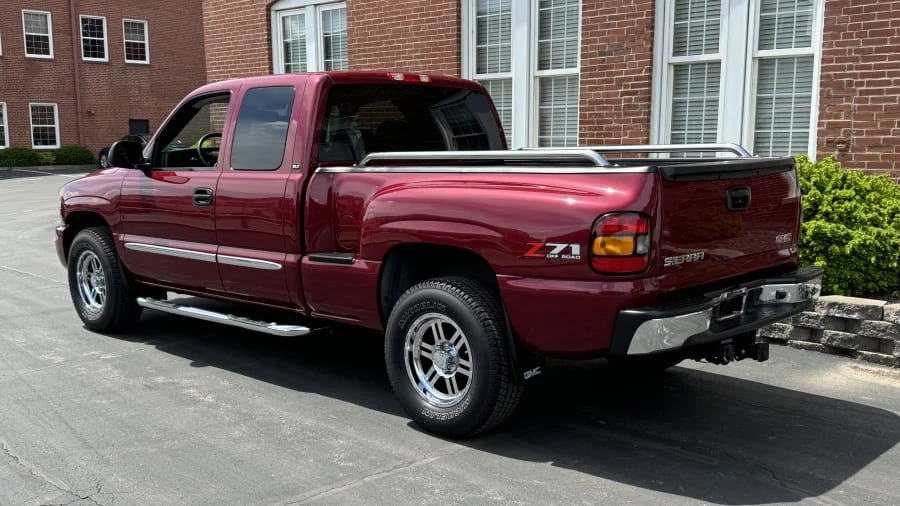 2005 GMC Sierra 2nd Gen - Image 3 of 12