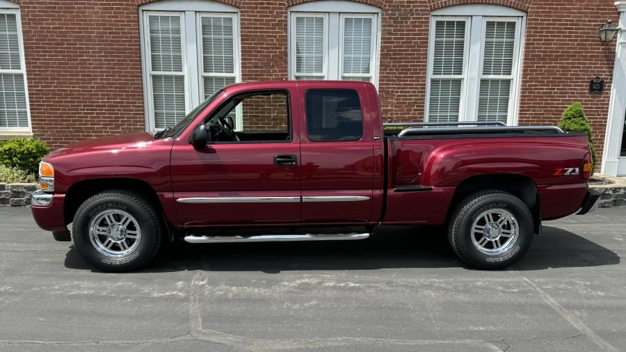2005 GMC Sierra 2nd Gen - Image 2 of 12
