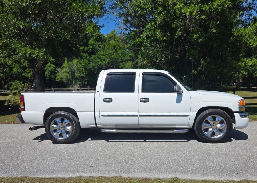 2005 GMC Sierra 2nd Gen - Image 2 of 15