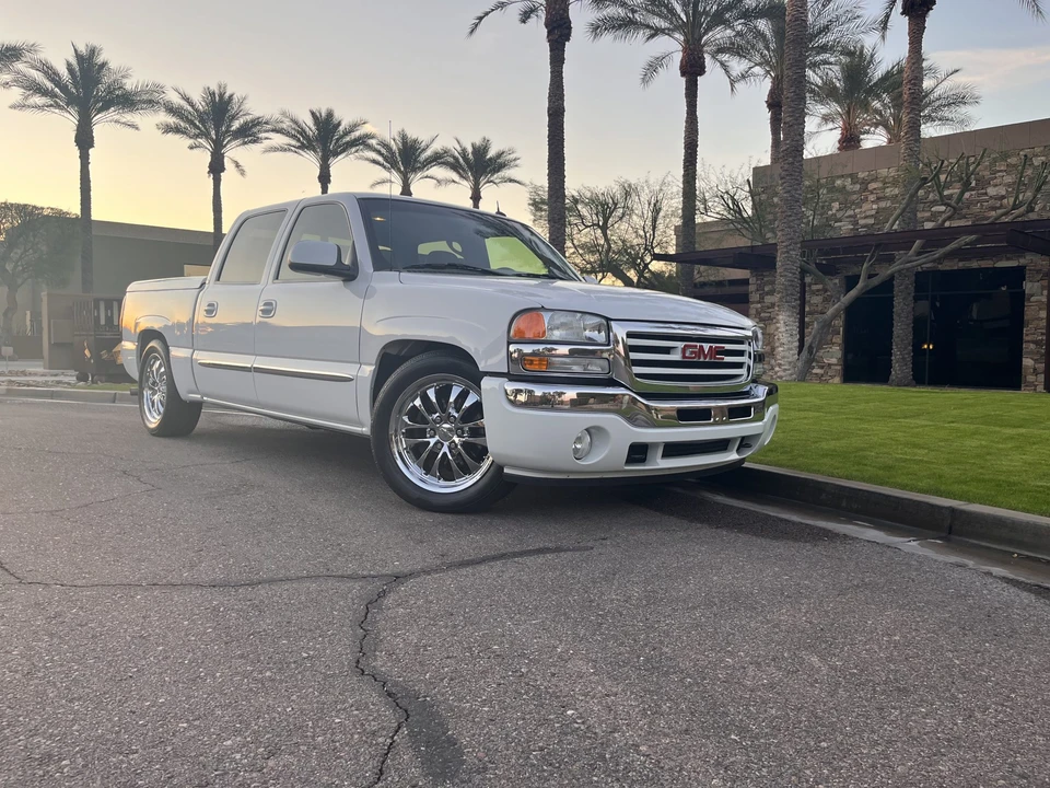 2005 GMC Sierra 2nd Gen - Image 2 of 31