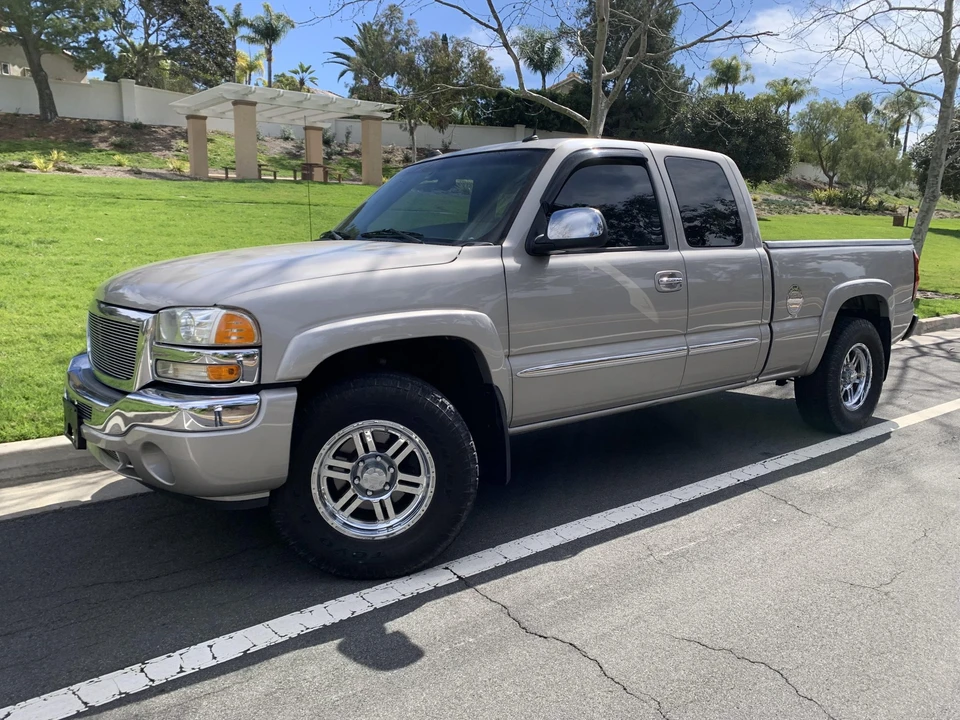 2005 GMC Sierra 2nd Gen - Image 2 of 31