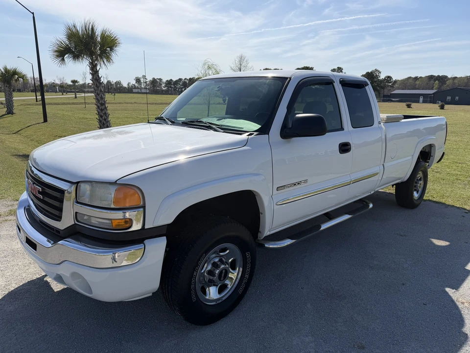 2005 GMC Sierra Heavy Duty 2nd Gen - Image 2 of 31
