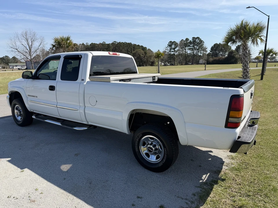 2005 GMC Sierra Heavy Duty 2nd Gen - Image 5 of 31