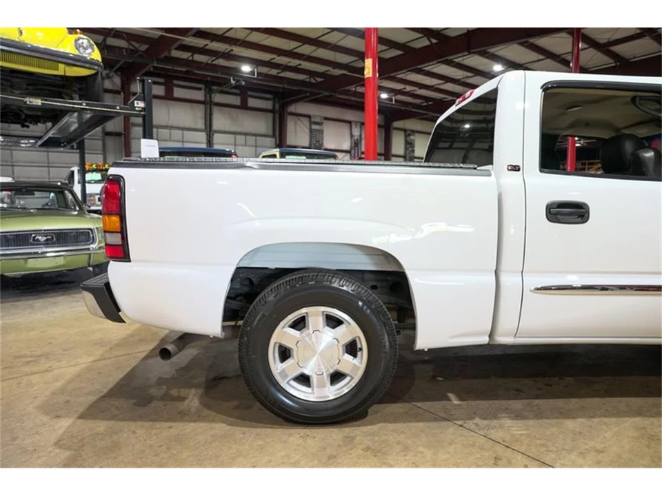 2005 GMC Sierra 2nd Gen - Image 9 of 31