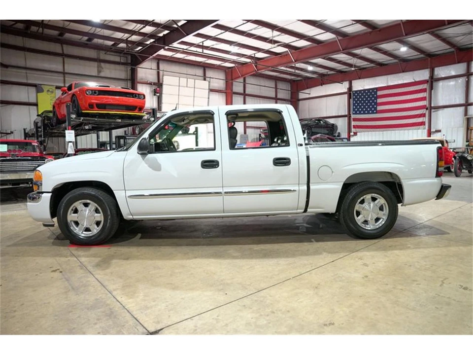 2005 GMC Sierra 2nd Gen - Image 4 of 31