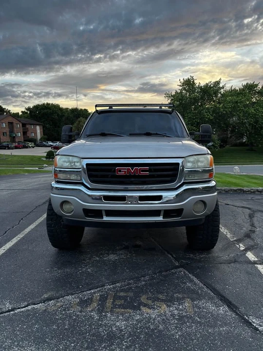 2005 GMC Sierra 2nd Gen - Image 2 of 5