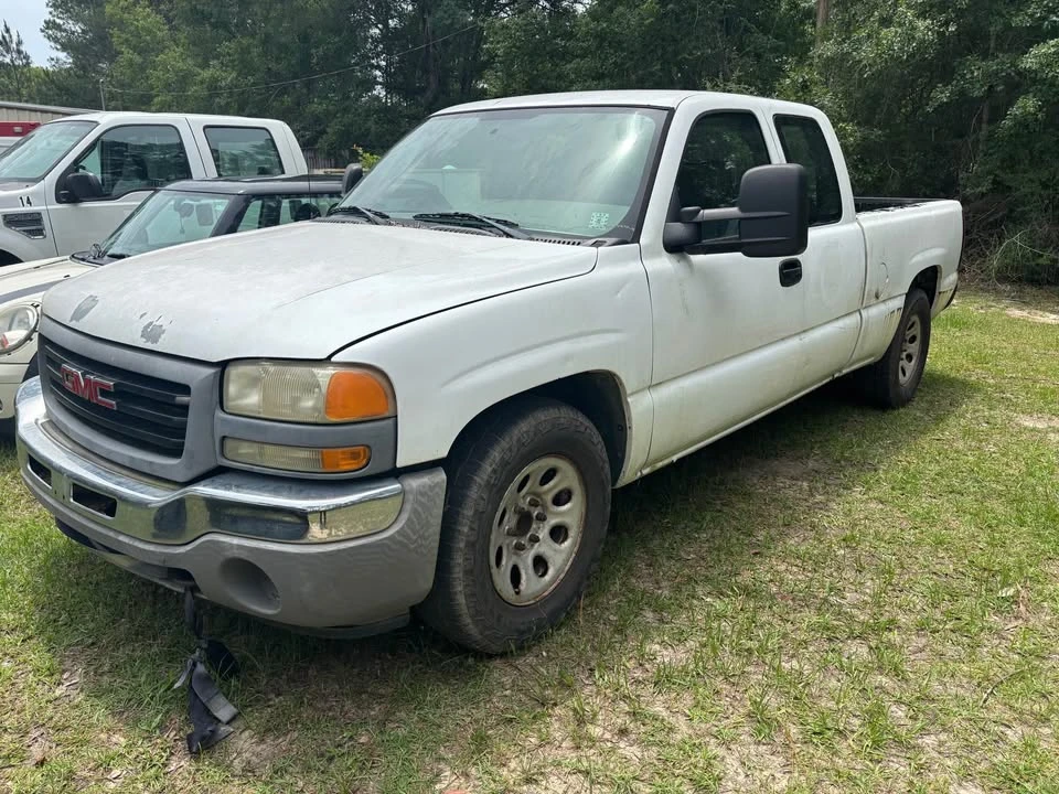 2005 GMC Sierra 2nd Gen - Image 2 of 7