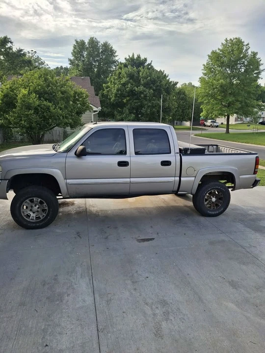 2005 GMC Sierra 2nd Gen - Image 2 of 4