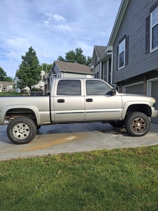 2005 GMC Sierra 2nd Gen - Image 4 of 4