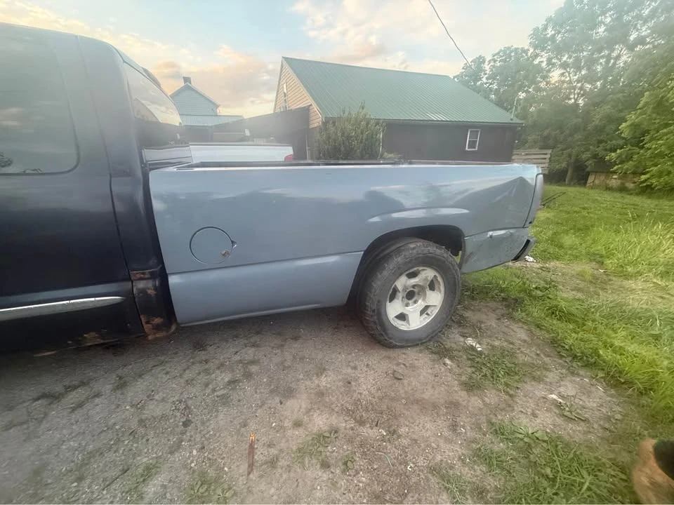2005 GMC Sierra 2nd Gen - Image 2 of 15