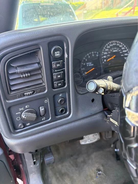 2005 GMC Sierra 2nd Gen - Image 4 of 9