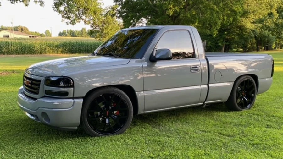 2005 GMC Sierra 2nd Gen - Image 2 of 12
