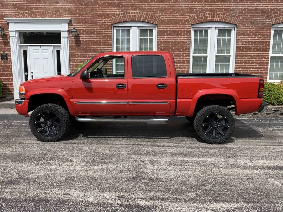 2005 GMC Sierra 2nd Gen - Image 2 of 8
