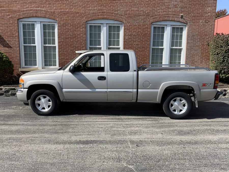 2005 GMC Sierra 2nd Gen - Image 2 of 8