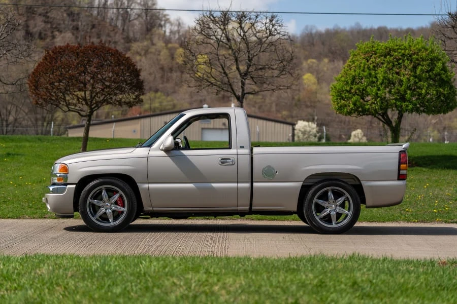 2005 GMC Sierra 2nd Gen - Image 2 of 24