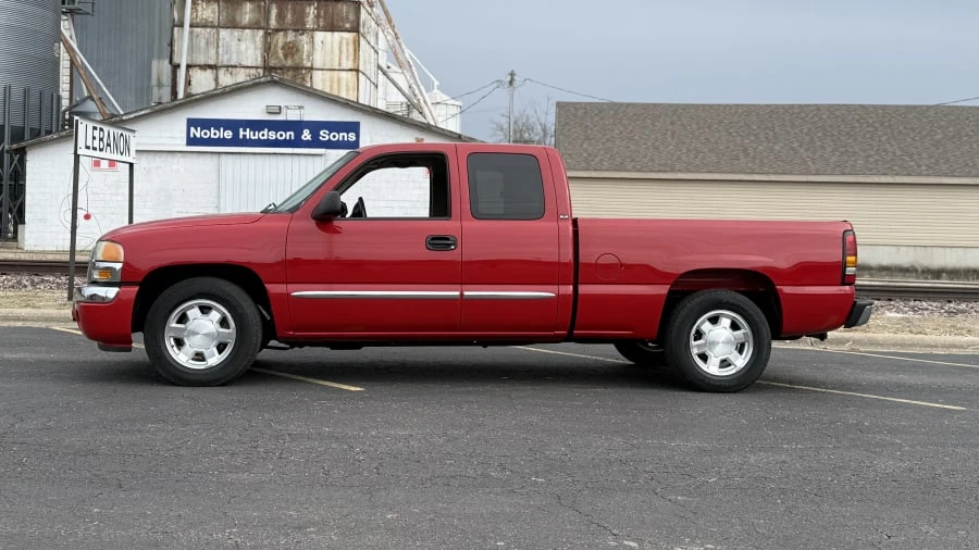 2005 GMC Sierra 2nd Gen - Image 2 of 13