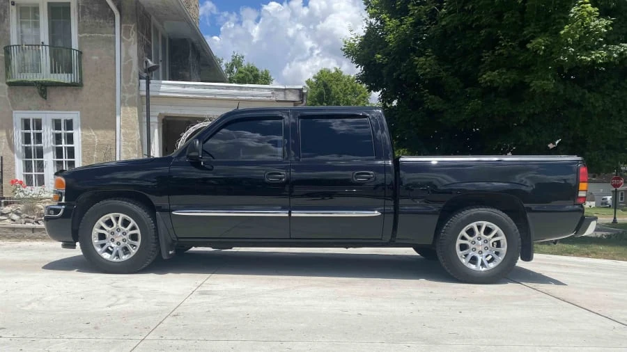 2005 GMC Sierra 2nd Gen - Image 2 of 14