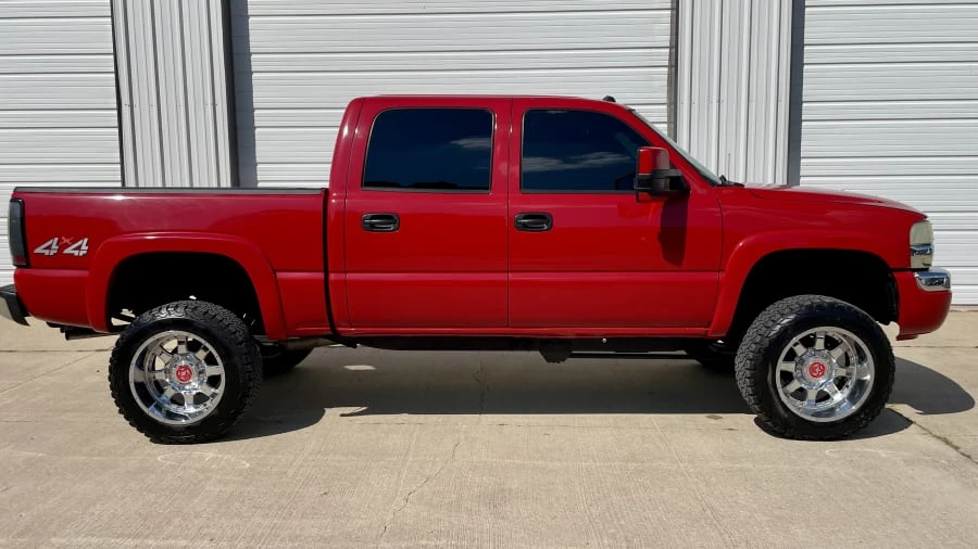 2005 GMC Sierra 2nd Gen - Image 2 of 12