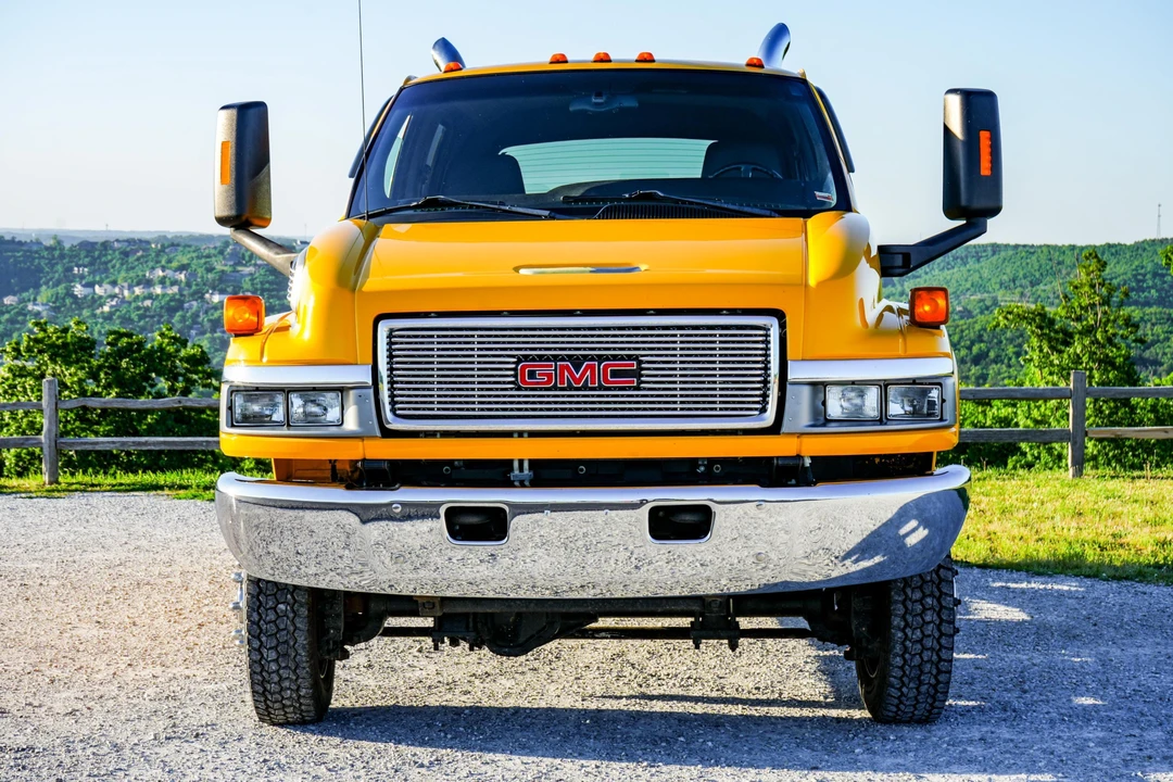 2005 GMC TopKick - Image 2 of 31